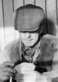 Banarbetaren Kalle Edlund spelar kort på rasten, 1950-tal