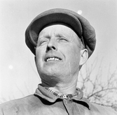 Banarbetare John Lundström kisar mot solen, 1950-tal