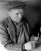 Banarbetare Anton Lindberg spelar kort, 1950-tal