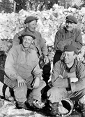 Fyra banarbetare sittade på cementrör, 1950-tal