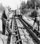 Banarbetare jobbar med rälsbyte och makadamisering, 1950-tal