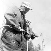 Banarbetare Sven Karlsson med högtrycksborr, 1950-tal