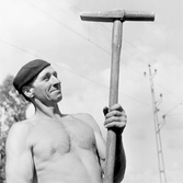 Banarbetare David Edlund med slägga, 1950-tal