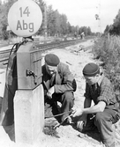 Banarbetare Boman och Ellgren felsöker en växel, 1950-tal