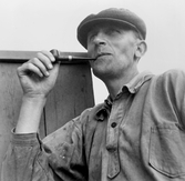 Banarbetare Daniel Andersson med pipa i mungipan, 1950-tal