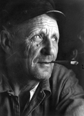 Banarbetare Kjellman röker sin pipa, 1950-tal