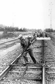 Knut Lood i arbete med rälsbyte på sträckan Adolfsberg-Marieberg, 1950-tal