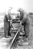 Sven Karlsson och Erik Johansson med stoppmaskiner på sträckan Marieberg-Mosås, 1950-tal