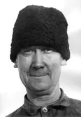 Banarbetare Valfrid Karlsson i pälsmössa, 1950-tal