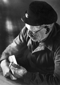 Banarbetare Folke Andersson konsentreras sig på kortspelet 1950-tal