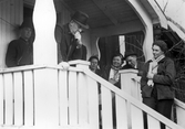 Grupp på altan i Hasselfors, 1954
