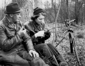 Erik och Margareta Hedberg på pass med kameran i skogen, 1950-tal