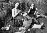 Lennart och Margit med kaffetermos, 1930-tal