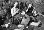 Lennart och Margit med kaffetermos, 1930-tal