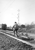 Banvakt på dressin möter tåg, 1950-tal