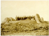 Dös, storstensgrav, en långdös från yngre stenåldern i Klastorp utanför Varberg. 15 personer står på rad bakom graven. Det finns även en runddös i socknen.