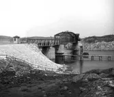 Vy över en järnvägsbro under byggnad, över Nordre Älv.