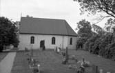 Torps kyrka och kyrkogård.