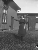 Person utanför ett hus.