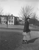 En glad person i en park.