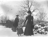 Två personer i ett snötäckt landskap.