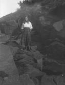 Person ståendes i klippigt landskap.