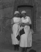 Två skolkökselever.