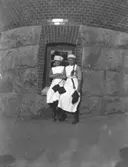 Två skolkökselever.