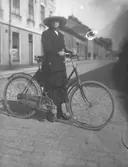 Kvinna med cykel.
