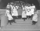 Skolklass på en trappan.