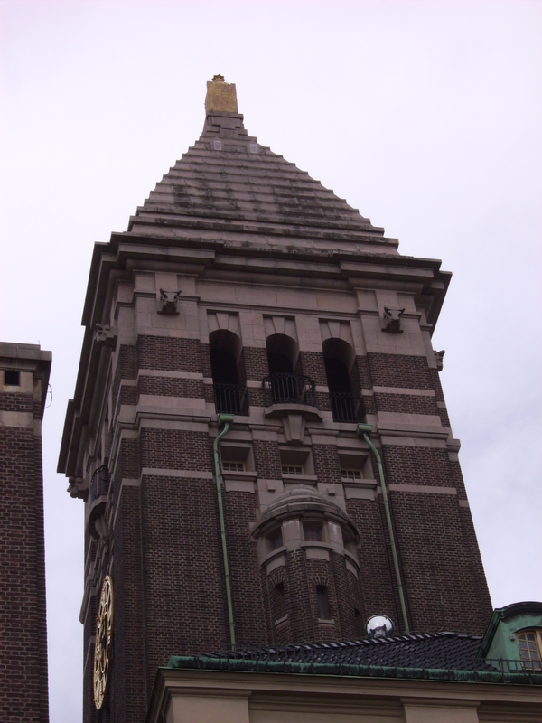 Norrköpings rådhus. Statuen Gull-Olle på toppen av spiret. Foto: Harri Blomberg (Creative Commons)