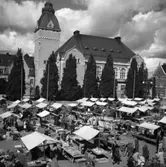 Västerås.
Vy över torghandeln på Stora torget, 1946.