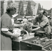 Västerås.
Försäljaren Per Åke Åkerlind på Stora torget 1947.