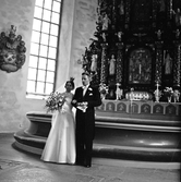 Brudpar vid altare