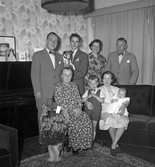 Familjen Sterley, fru Sterley (sittandes längst till vänster) omgiven av sin familj, barn och barnbarn