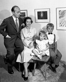 Familjen Åke Levin, Åke Levin tillsammans med fru och barn