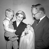 Familjen Mattson tillsammans med dopbarnet