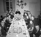 Församlingsmedlemmar till bords i Södra Församlingshuset