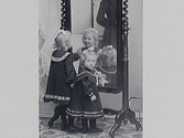 Syskonbild. Fotografens systerdöttrar Anna-Greta och Ingrid Alling framför en spegel. Barnporträtt.