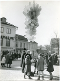 Västerås.
Ballongförsäljning på Stora torget.