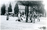 Västerås.
Kapitelhjonen städar på Stora torget.