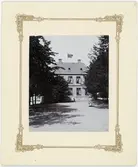 Kvinnor i och utanför stenbyggnad