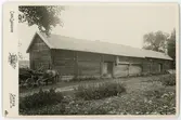 Kabinettsfotografi - hästskjuts vid ekonomibyggnad, Fäcklinge, Tierps socken, Uppland