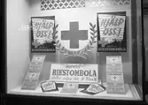 Röda korsets utställning om Rikstombola i skyltfönster, 1945