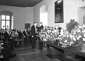 Medaljutdelning och tal på Brandstodsbolagets 100-års jubileum i Rikssalen i Örebro slott, 1943