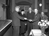 Utdelning av medaljer och diplom av Landshövding Hasselroth vid möte för föreningen Mjölkpropagandan, december 1942