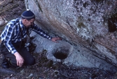 Man vid jättegryta i Storesjöområdet i Tivedens Nationalpark, 1984