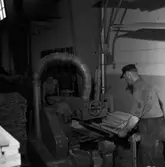 I samband med att byggandet av hyreslägenheter tog fart under 1950-talet började byggmästare Ivar Tegnander tillverka egna köksutrustningar. Verksamheten expanderade och under 1960-talet bildades AB Standardsnickerier, senare Kalmarkök, som tillverkade köksinredningar för såväl flerbostadshus som villor. 
Köptes upp av Marbodal.
Verksamheten bedrevs i kvarteret Giraffen. När den upphört övertogs lokalerna av Kooperativa Förbundet som öppnade Obs! stormarknad.