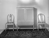 Skåp och stolar