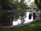 Kantiga stenar i dammen i Stadsparken, 2005